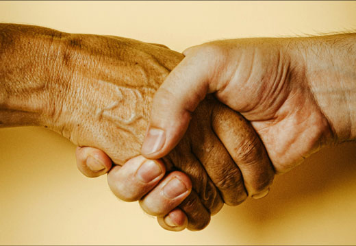 Eine Hand hält die andere