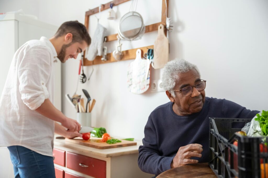 Mann mit Pflegegrad 1 wird von einer Haushaltshilfe bekocht
