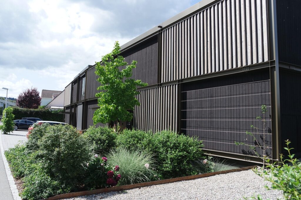 Gebäude mit Garten - Aussenanlage